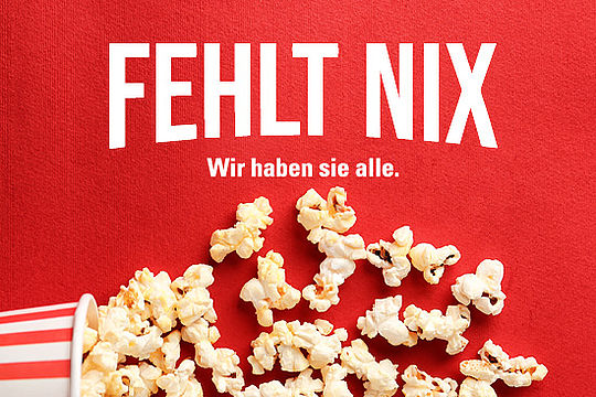 Motiv: Becher Popcorn, viele ausgeschüttete Körner. Logo /Kampagnenbild: „Fehlt nichts. Wir haben sie alle.“
