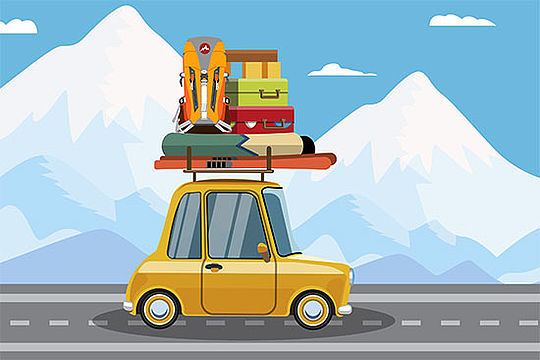 Illustration: Kleines Auto mit gestapelten Skiern, Snowboards und Gepäck auf dem Dach, vor Bergen.