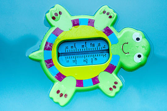 Großaufnahme: Ein Badethermometer in Form einer Schildkröte.