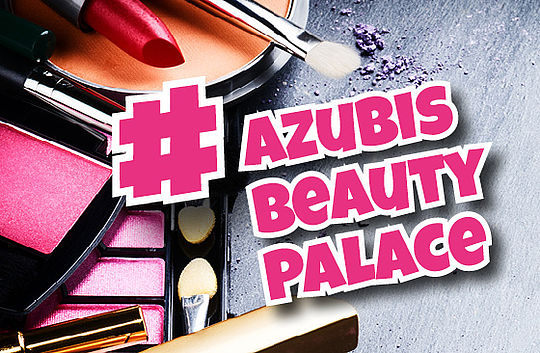 Mehrere Schminksachen auf einem Tisch. Text: #Azubis Beauty Palace
