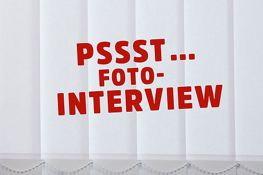 Text vor Vorhang: Pssst ... Foto-Interview!