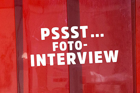 Text: PSSST ... FOTO-INTERVIEW vor einem Vorhang.